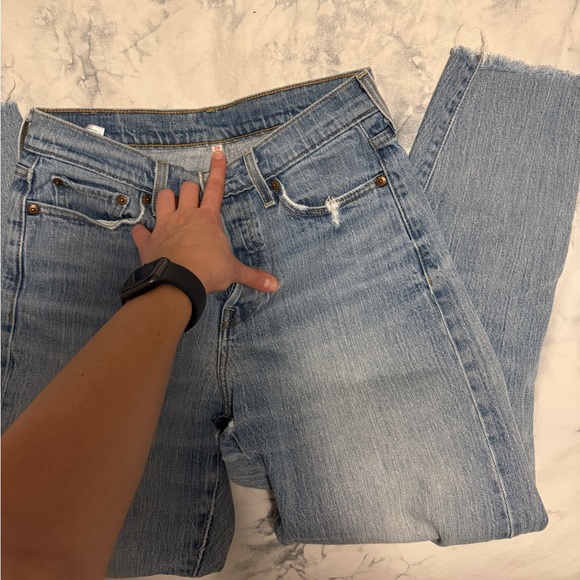 Levi’s wedgie straight cutoff light wash denim jeans - Picture 4 of 4